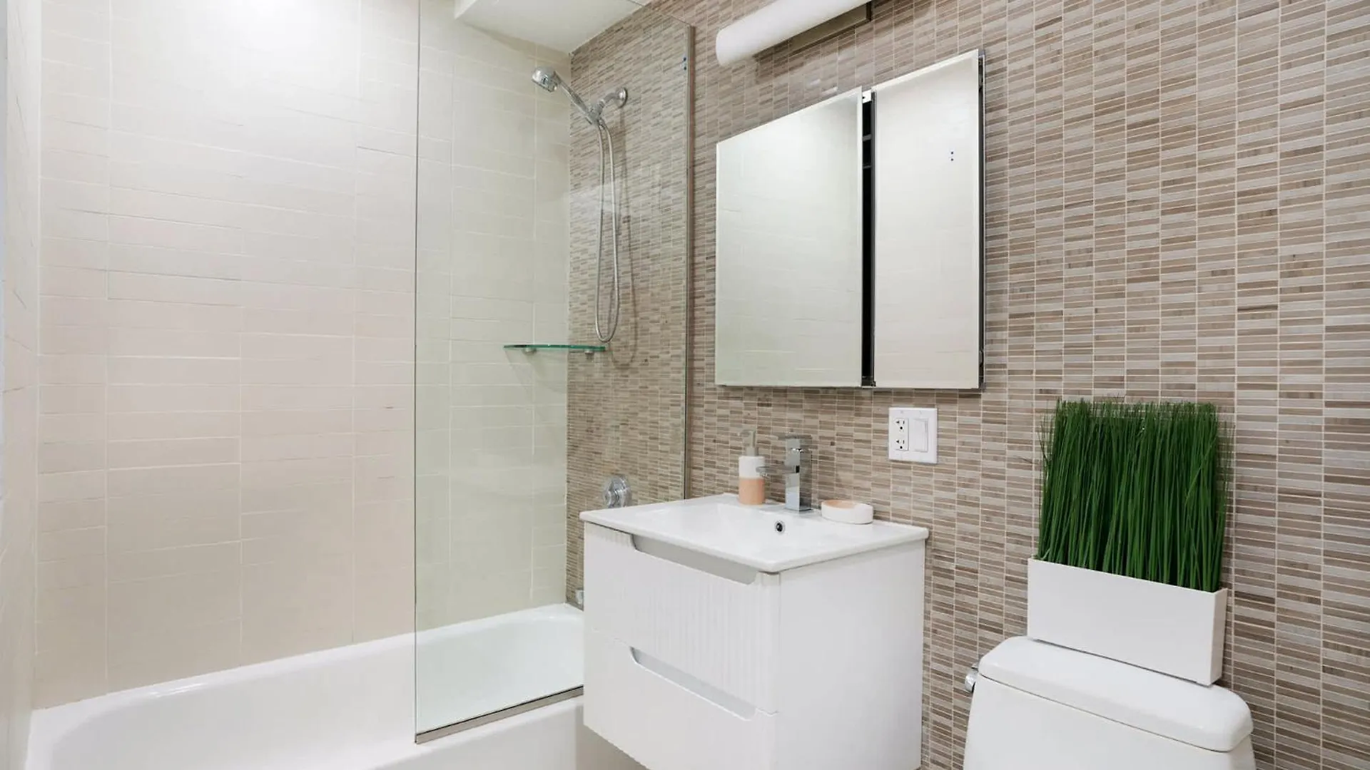 809-2A Gorgeous 1Br New W&D Modern Best Location New York Apartment